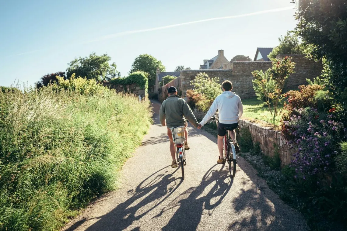 Deux cyclistes sur un chemin de campagne en France