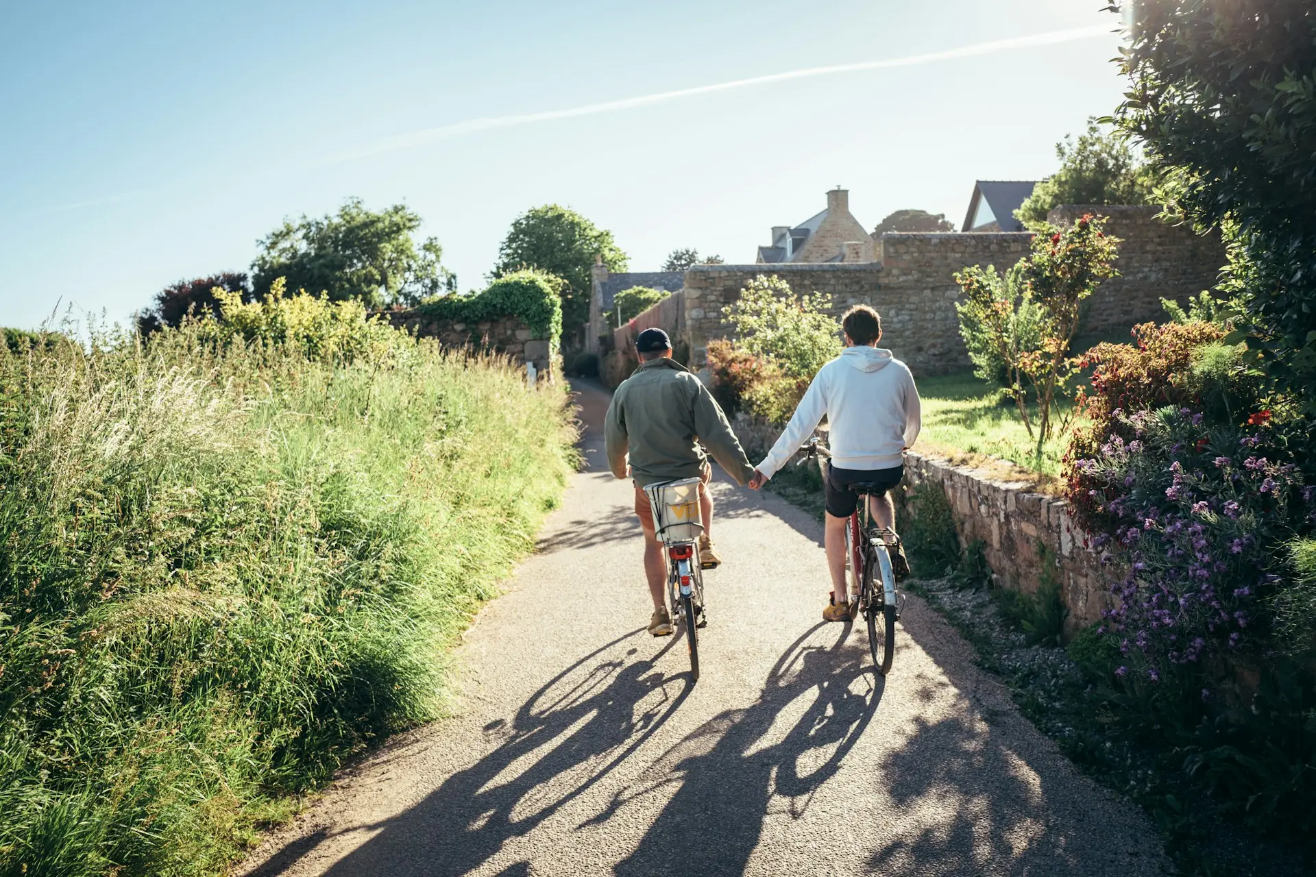 Deux cyclistes sur un chemin de campagne en France
