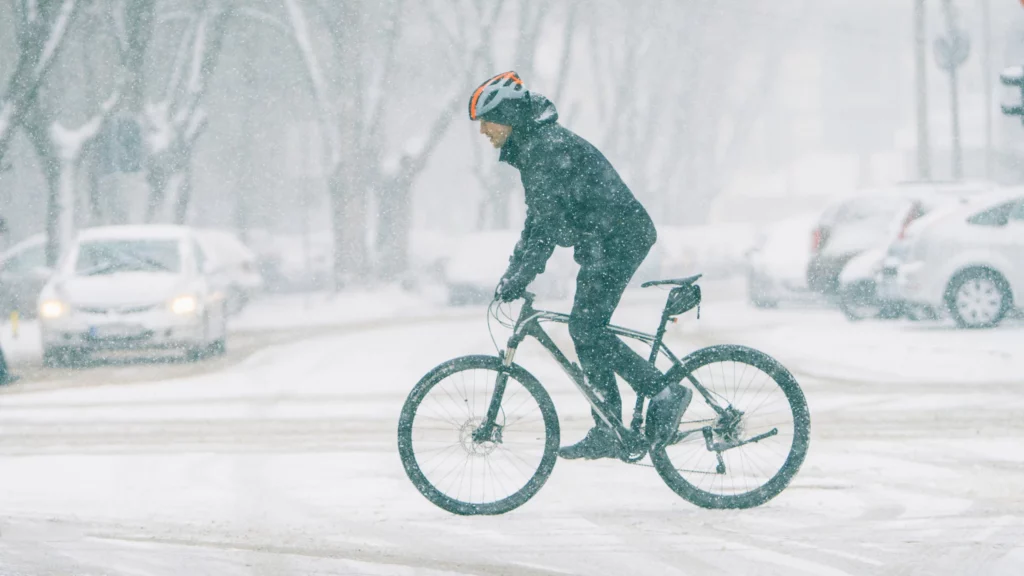 Faire du vélo en hiver : quel matériel par temps froid ?