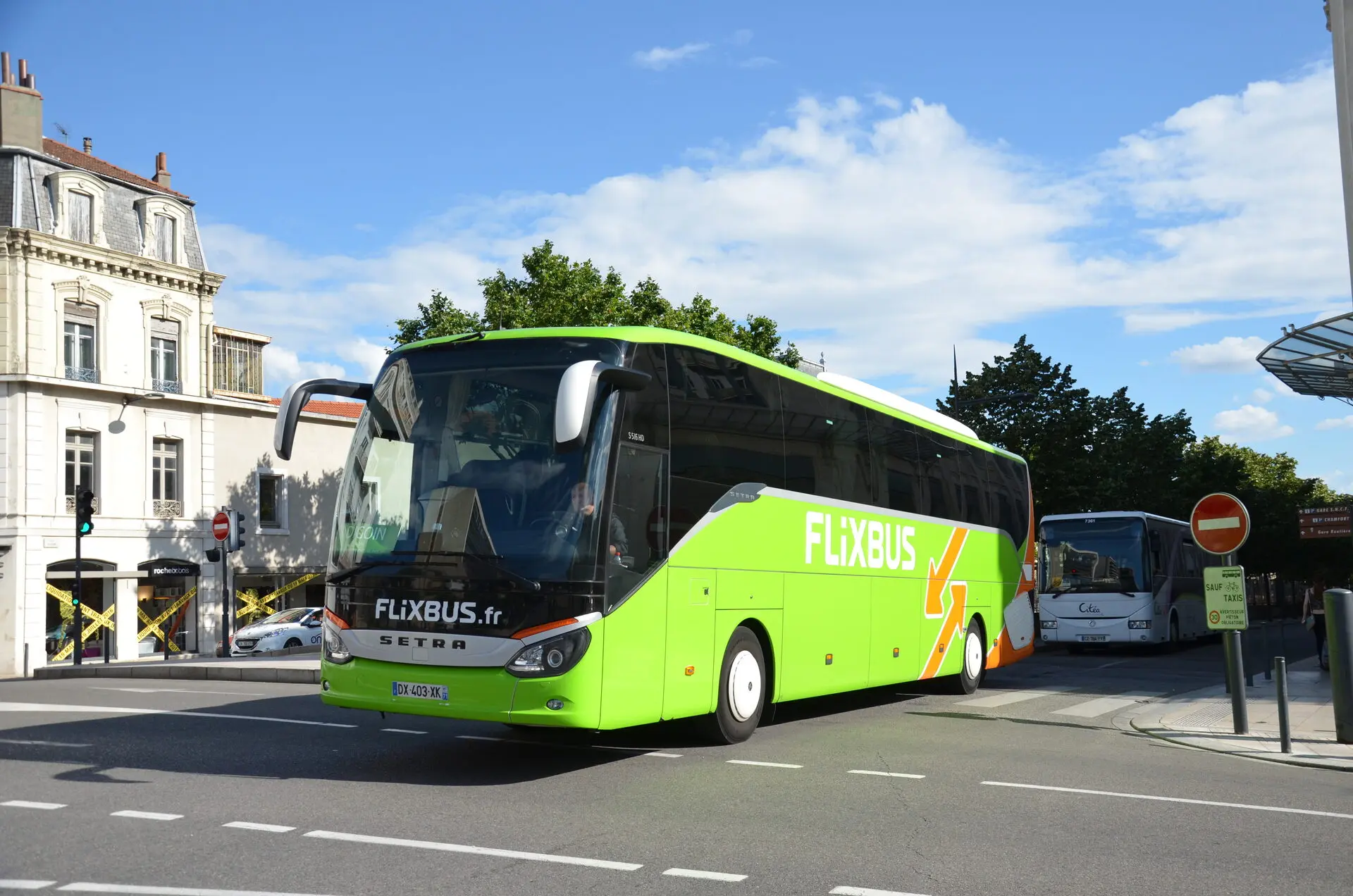 Autocar FlixBus à l’arrêt