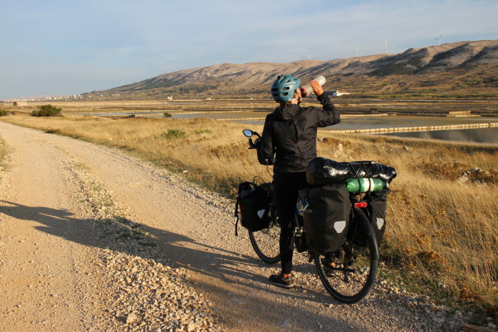 Comment gérer l'eau potable en voyage à vélo ?
