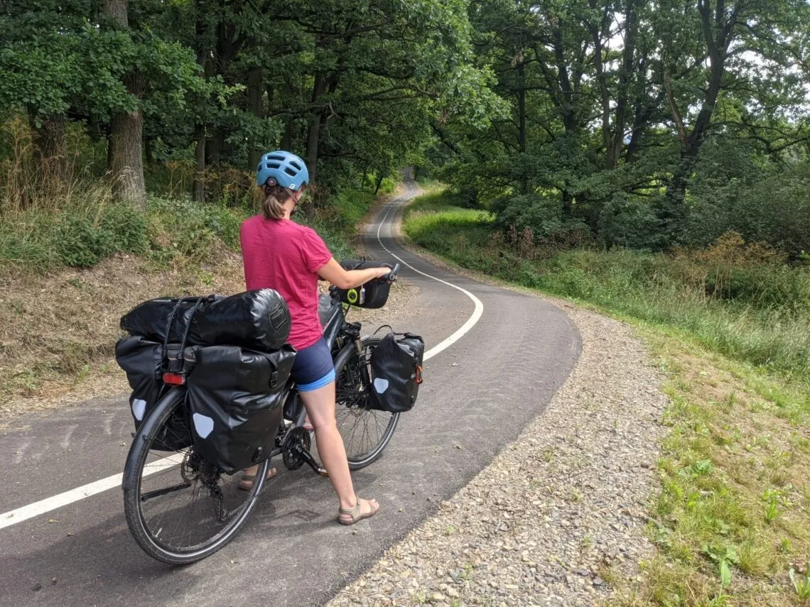Cycliste sur une piste cyclable