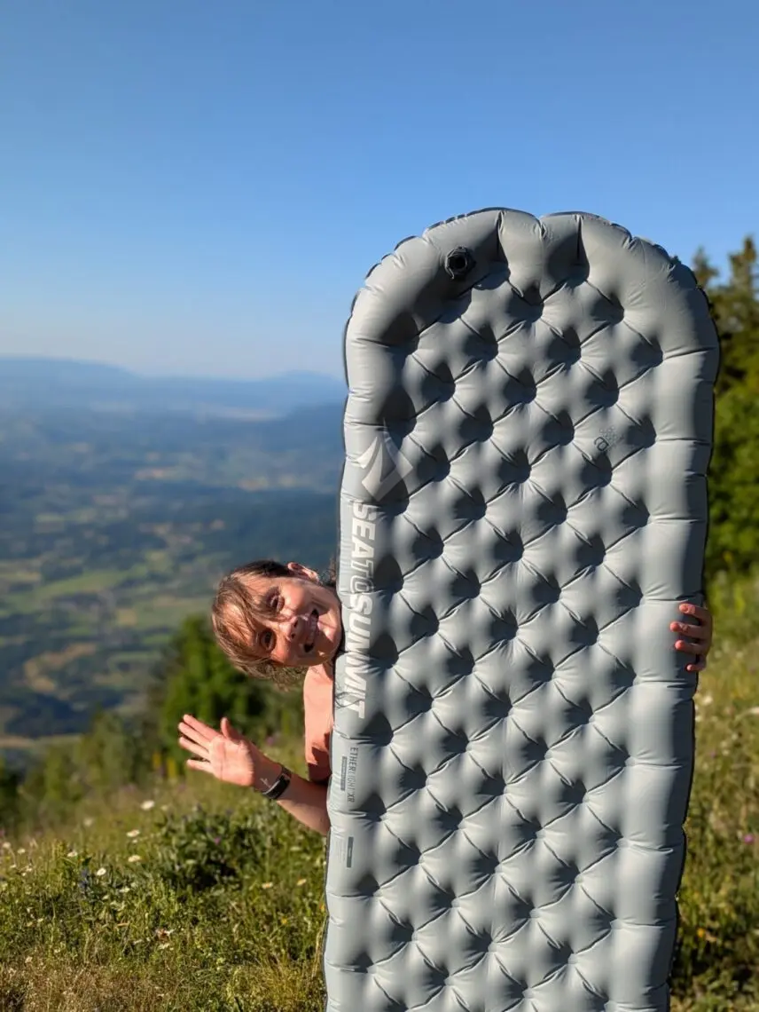 Matelas gonflable déployé face à un panorama de montagne