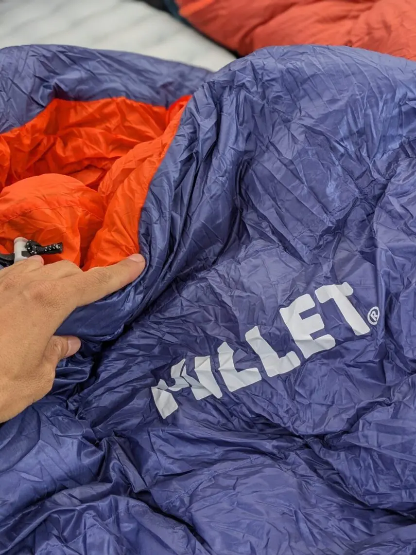 Détail du tissu et des coutures d un sac de couchage en duvet