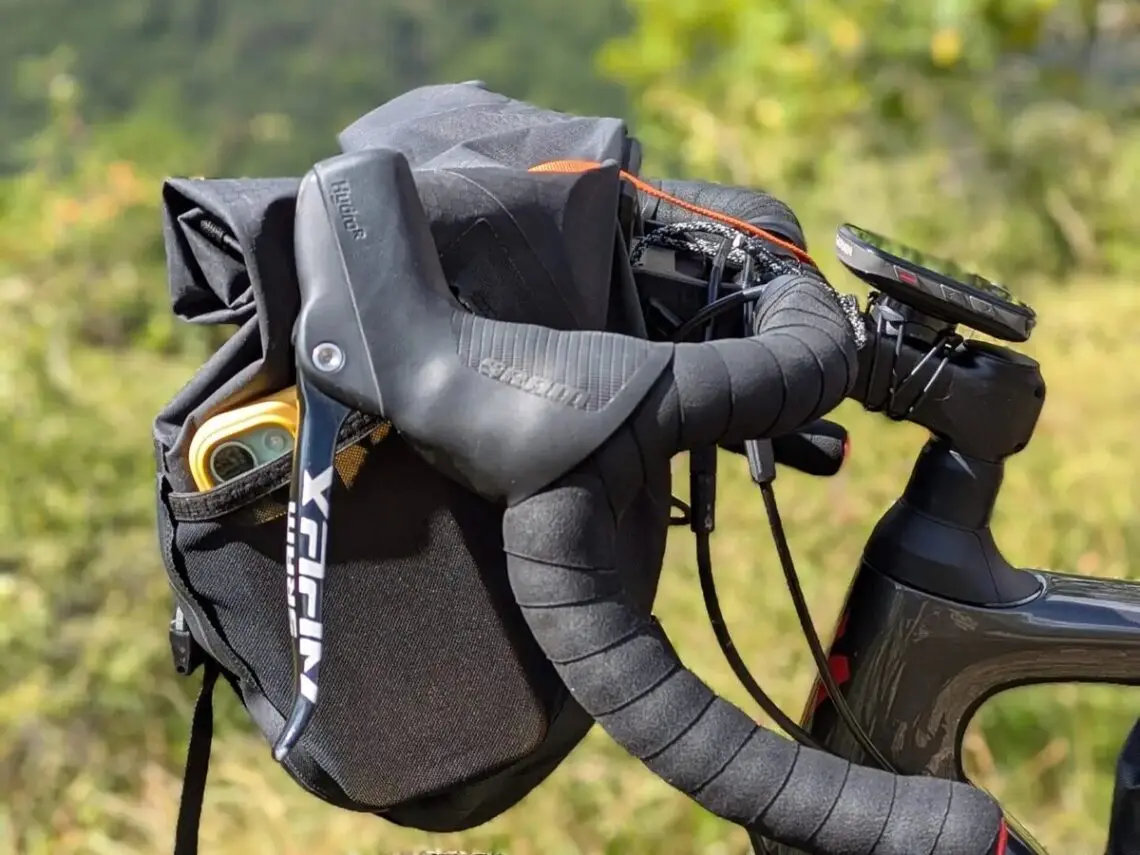 Sacoche de guidon Ortlieb montée sur un gravel en bikepacking