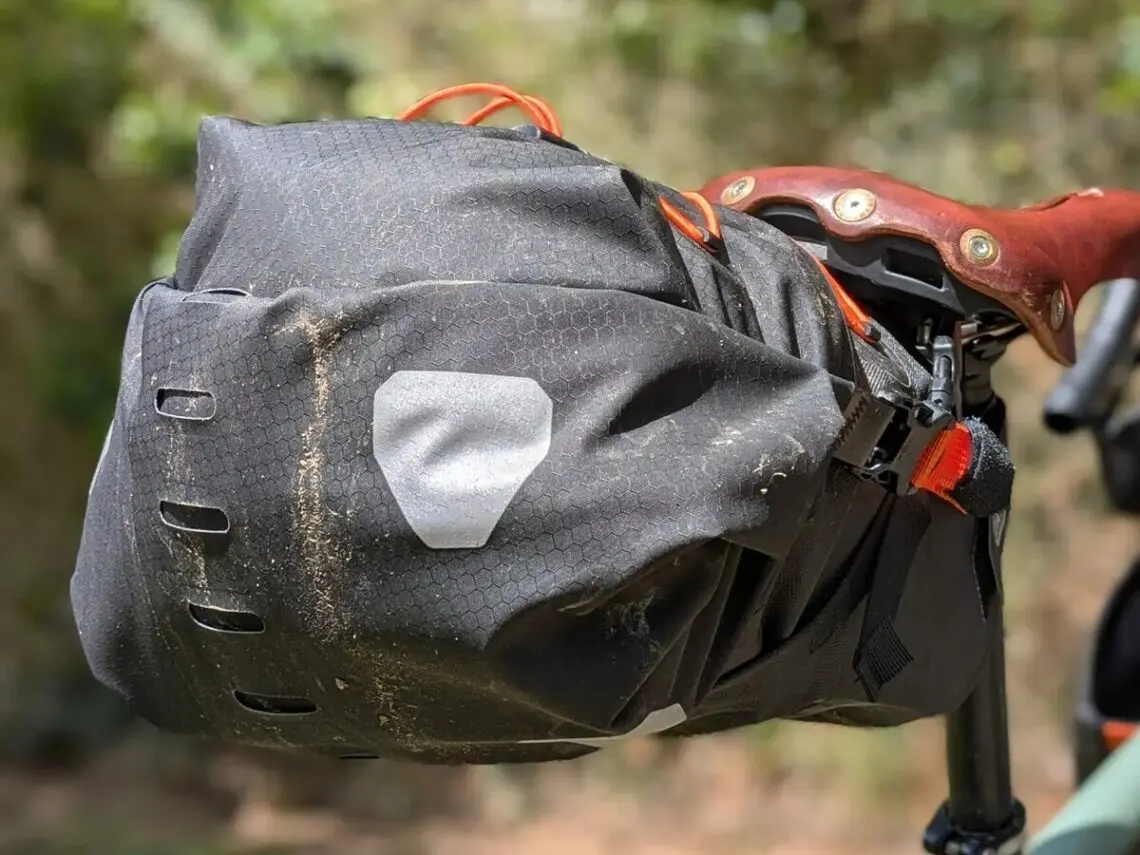 Sacoche de selle Ortlieb roulée sous une selle en cuir