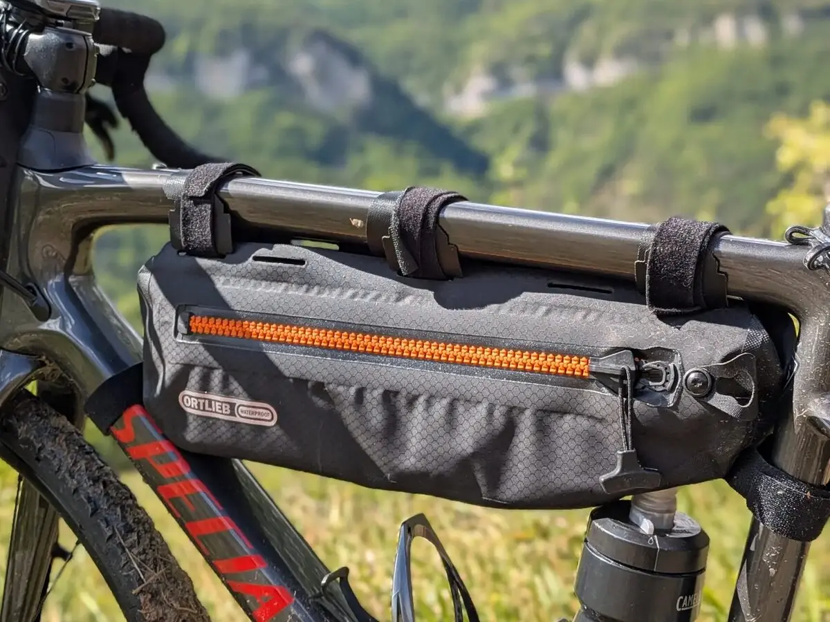 Sacoche de cadre bikepacking installée sur un vélo gravel