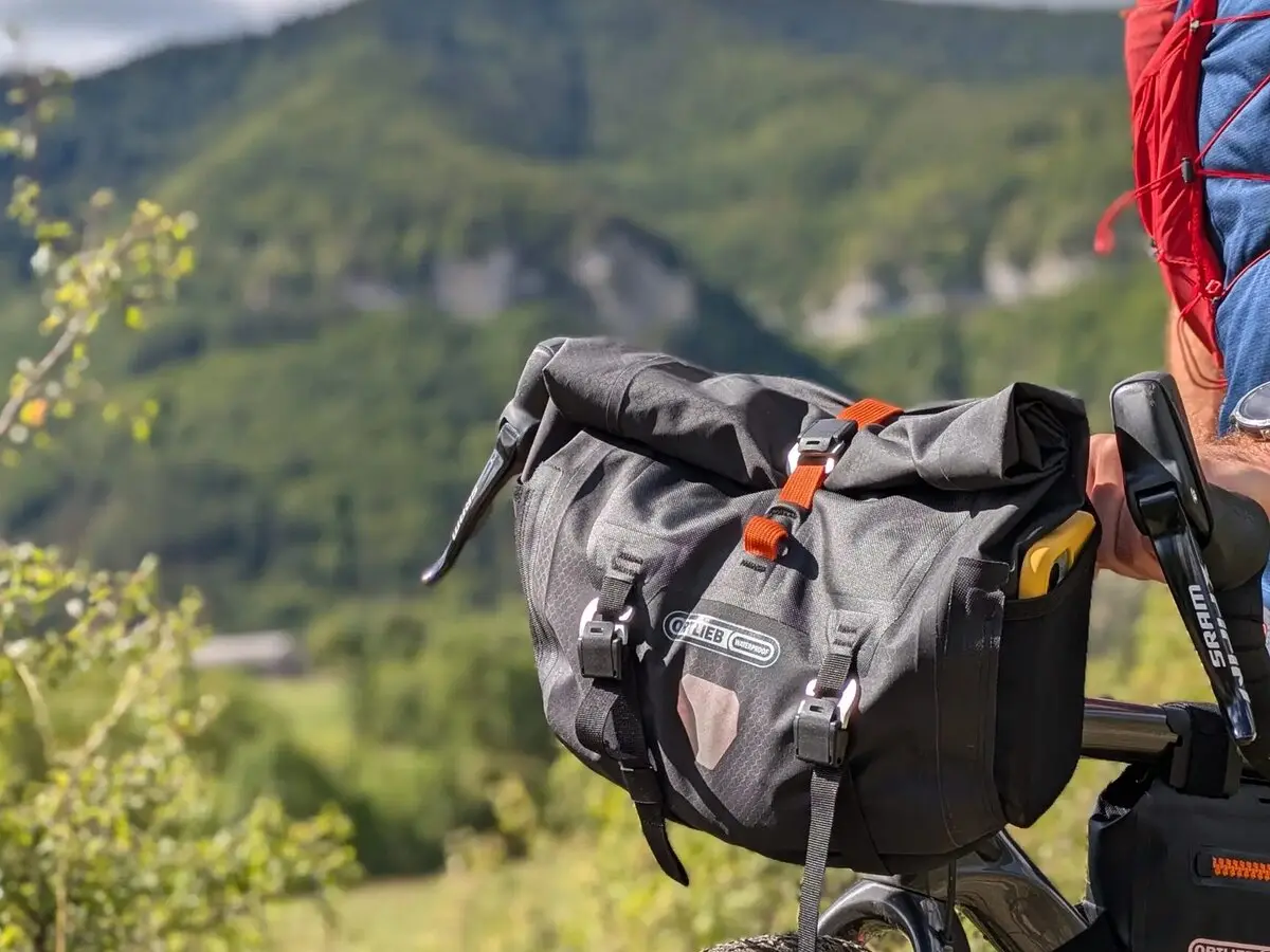 Sacoche de guidon chargée sur un vélo gravel, vue de trois quarts