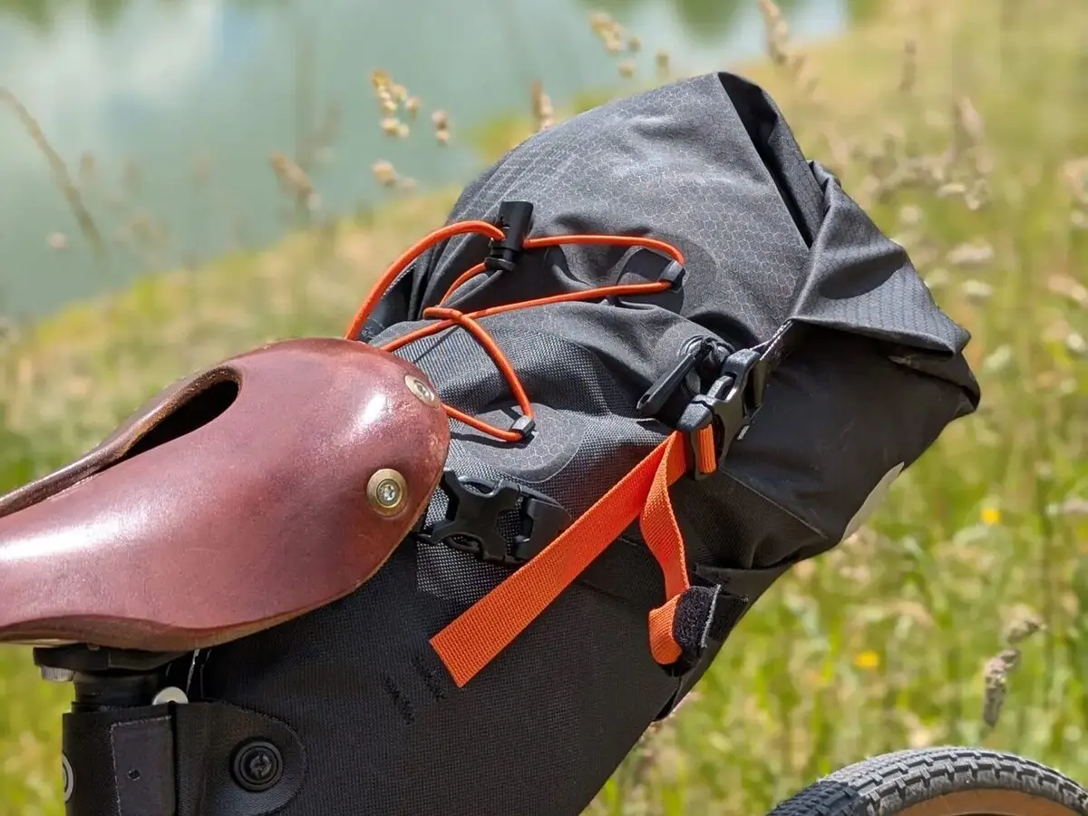 Sacoche de selle bikepacking fixée sous la selle d'un gravel