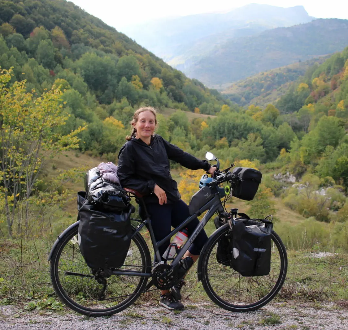 Velo de voyage charge de quatre sacoches Ortlieb noires, a l arret dans les montagnes de Bosnie