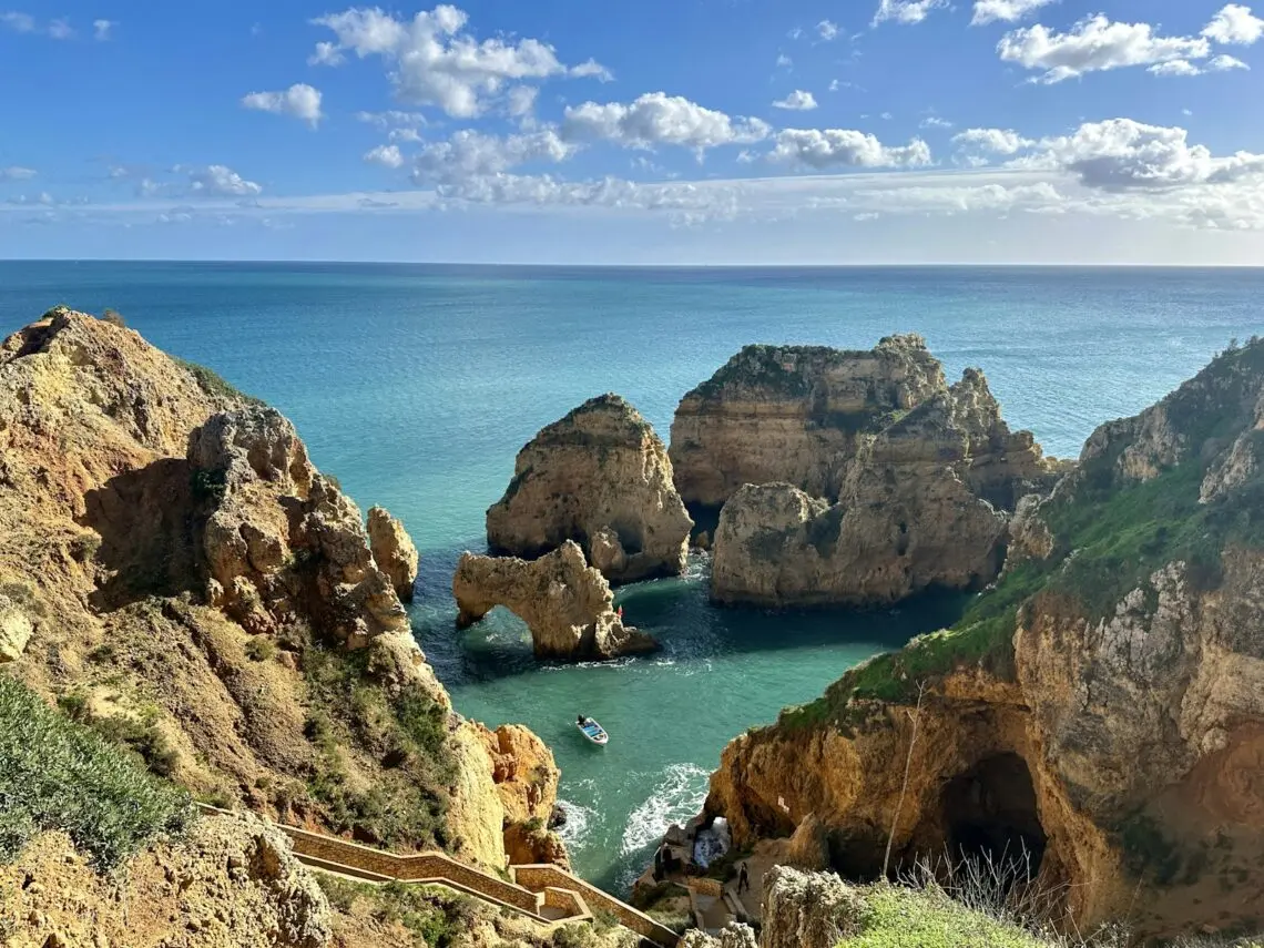 Falaises ocre et criques turquoise de l Algarve au Portugal
