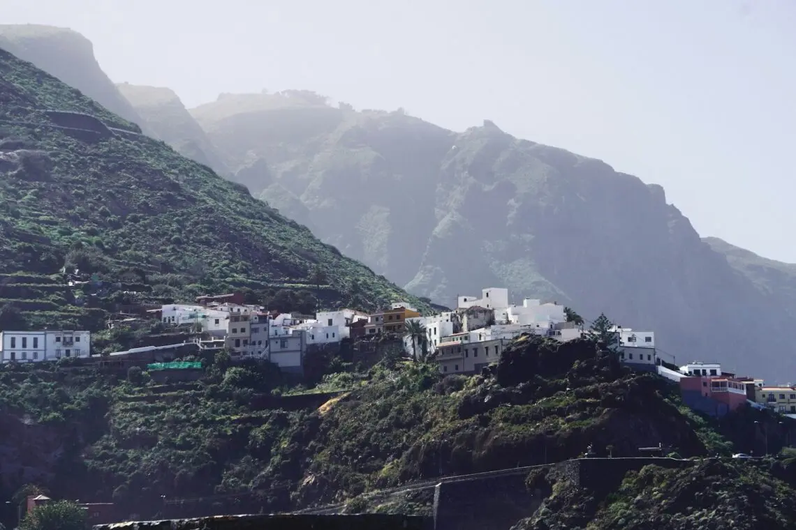 Village blanc andalou accroché au flanc d une montagne