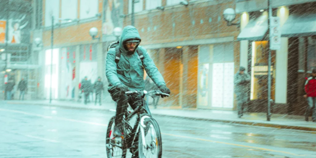 Faire du vélo sous la pluie : l'équipement essentiel