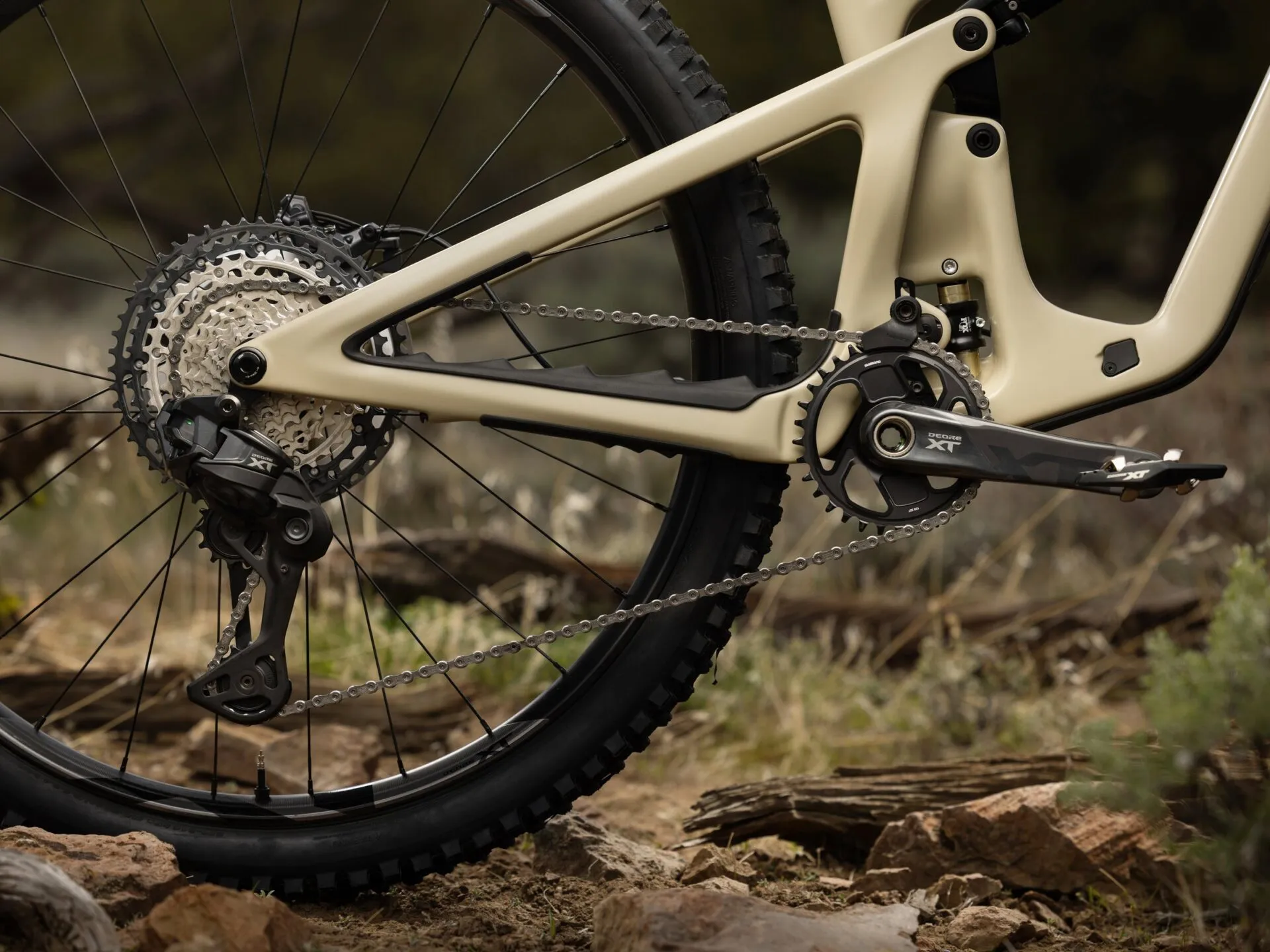 Transmission Shimano Deore XT M8200 Di2 montée sur un VTT : dérailleur, cassette, pédalier et chaîne