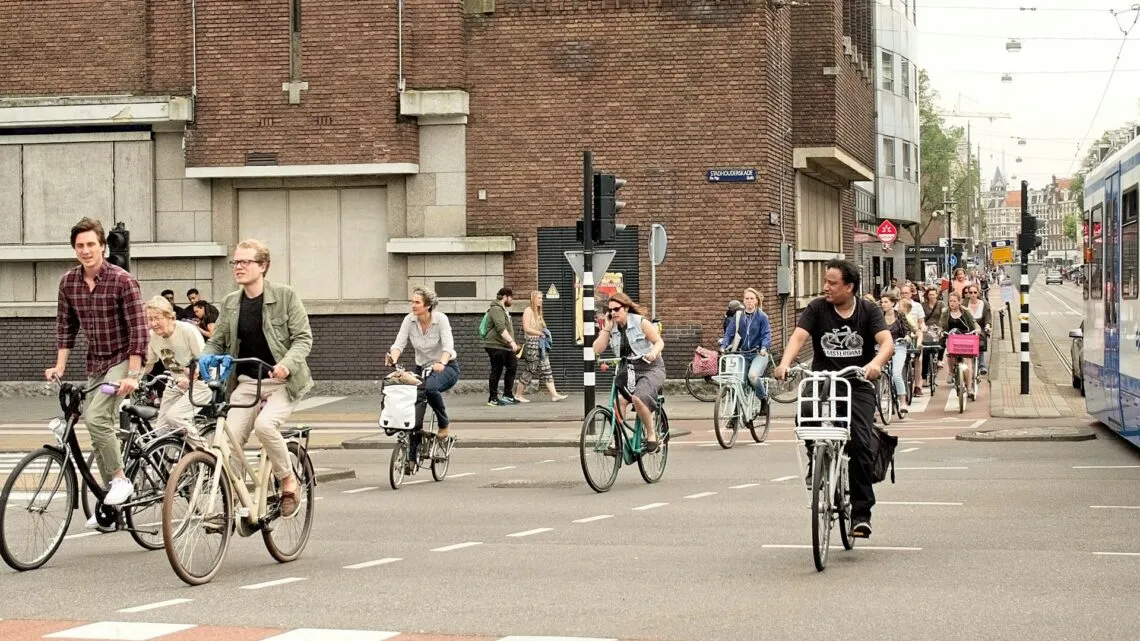 Cyclistes circulant sur une avenue en ville