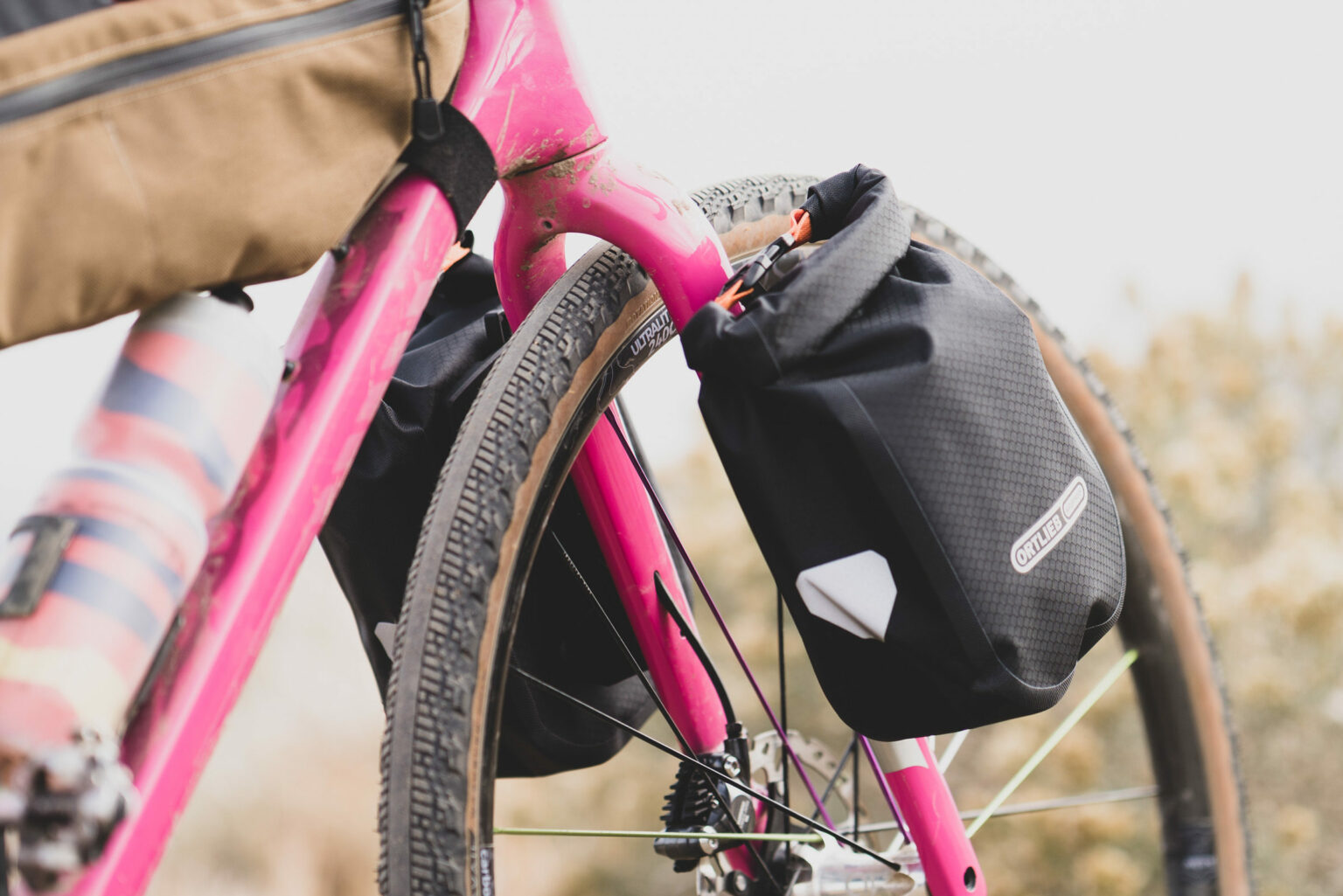 On a testé la sacoche de fourche Apidura : idéale pour le bikepacking