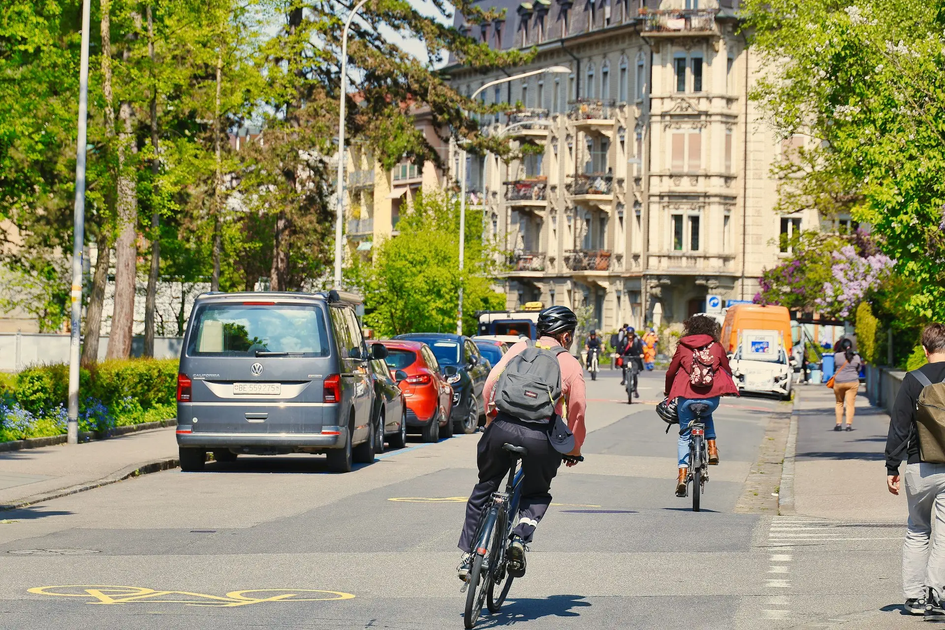 Cyclistes circulant sur une rue aménagée en ville