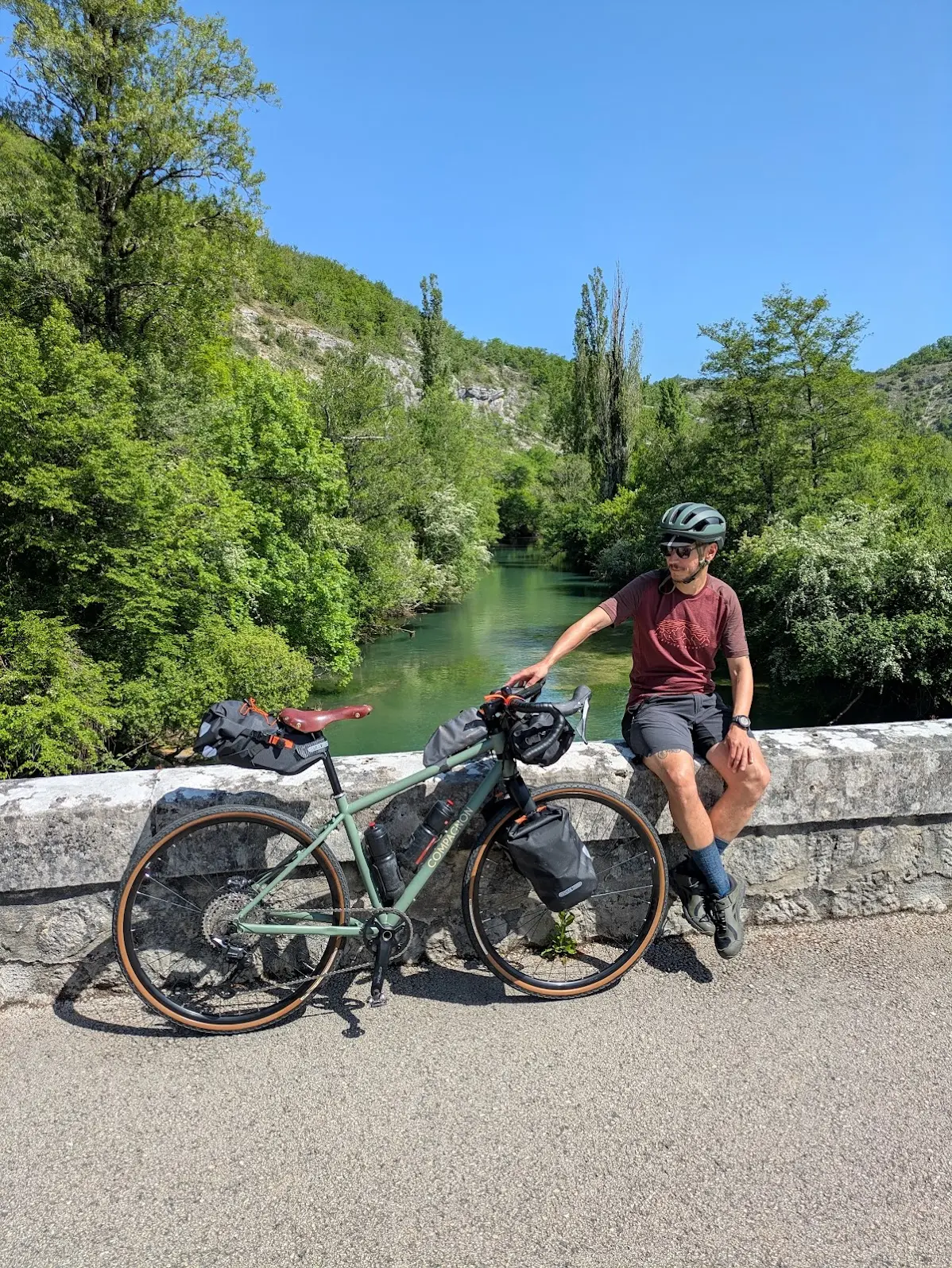 Un gravel en montage bikepacking avec une sacoche de guidon Ortlieb Handlebar-Pack