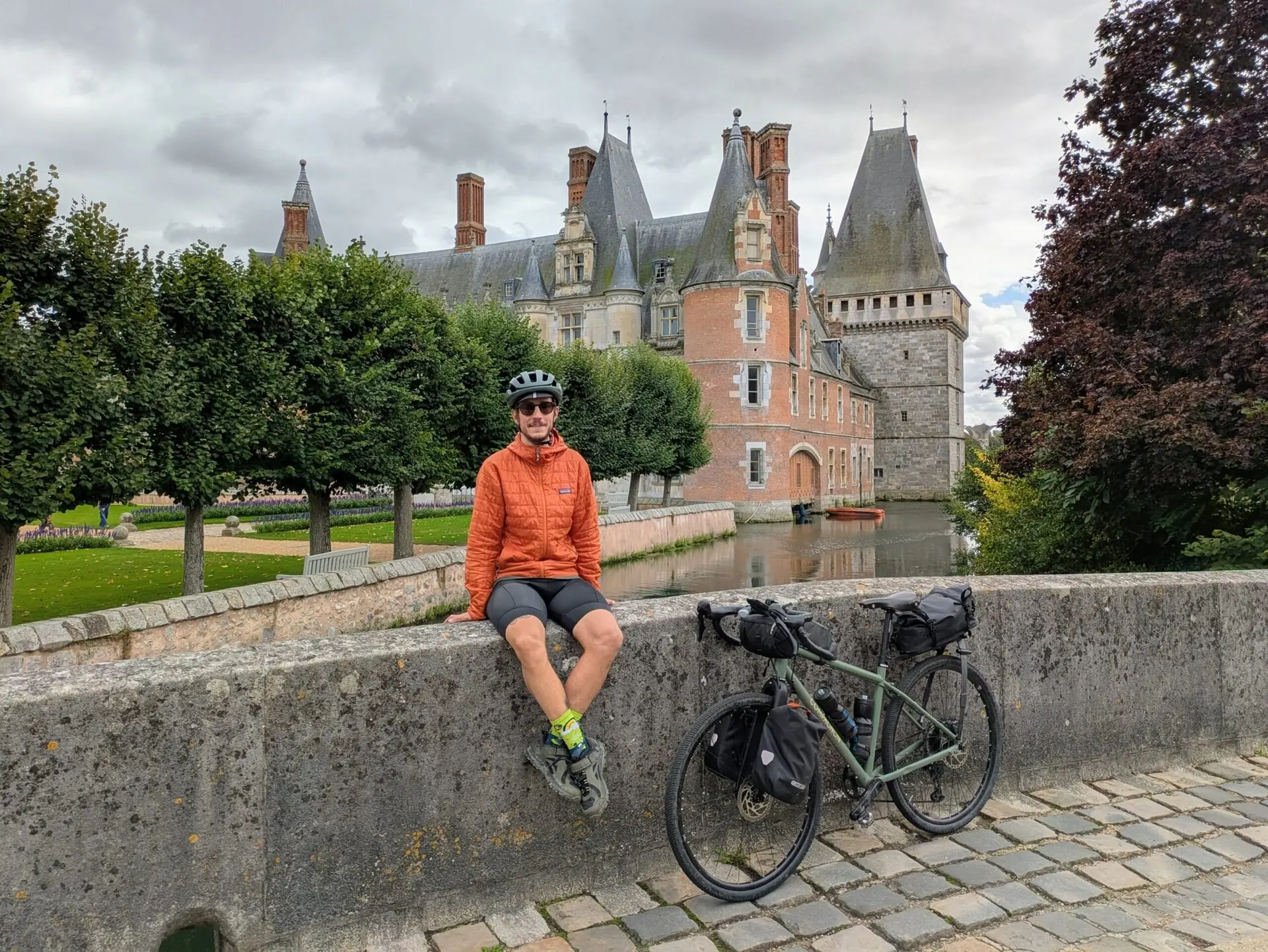 Vélo de bikepacking entièrement chargé de sacoches, posé devant un château