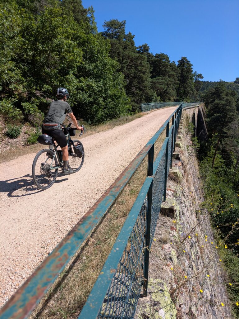 Jour 1 : Du Puy-en-Velay à Dunières — La Via Fluvia à vélo : 2 jours du Puy-en-Velay à Saint-Vallier (photo 4)