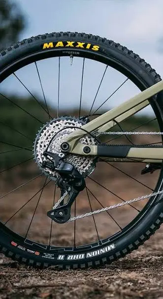 XT Di2 sans fil (RD-M8250) — Gamme Shimano VTT : la hiérarchie des groupes (photo 2)