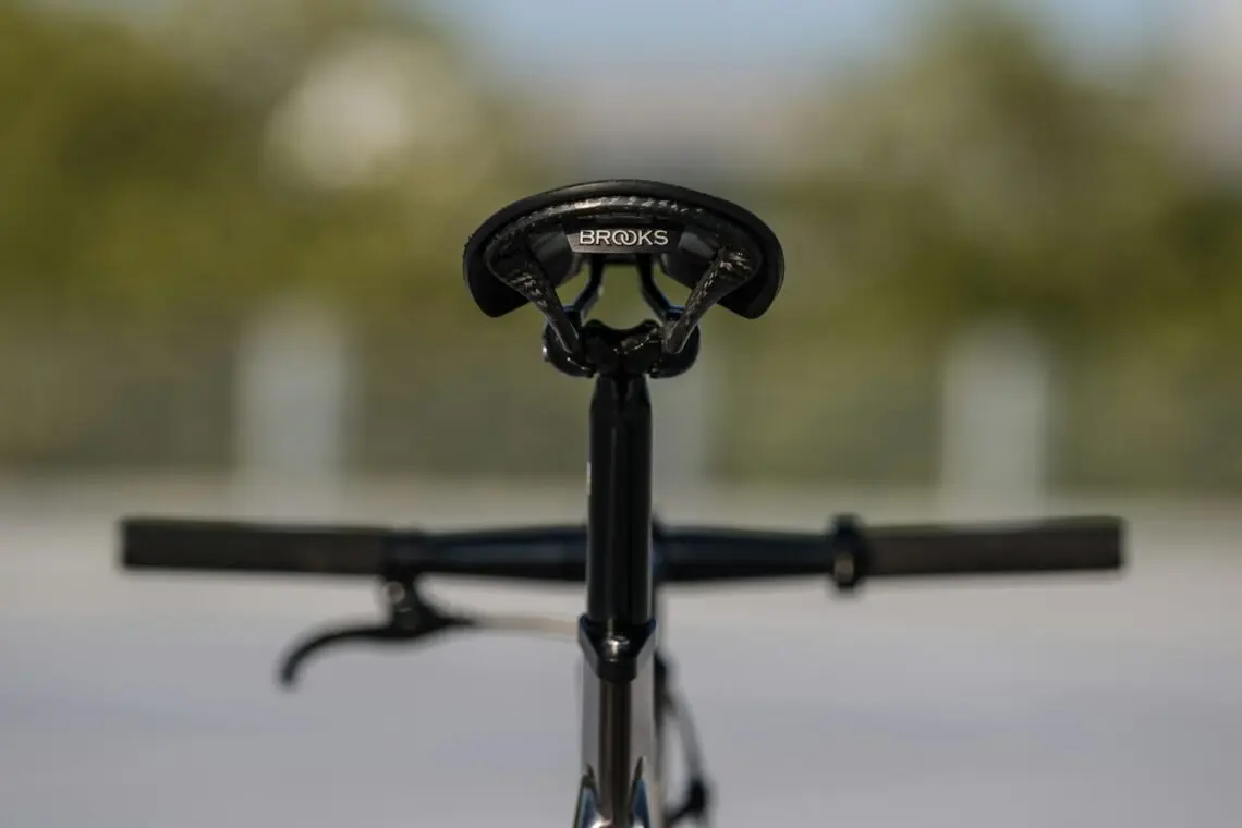 Selle de vélo synthétique montée sur sa tige de selle, vue de l'arrière