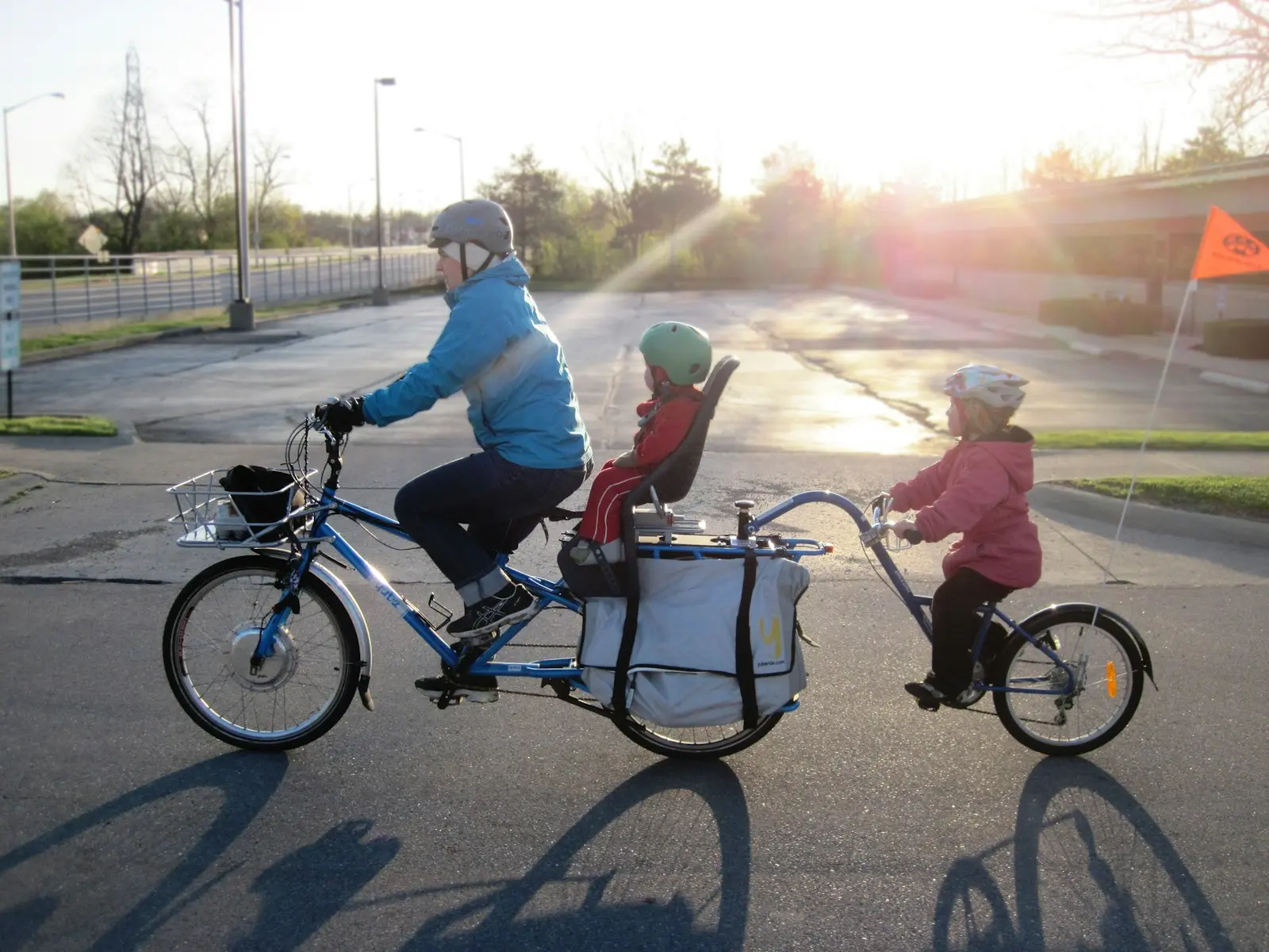Famille à vélo avec les enfants sur un vélo cargo