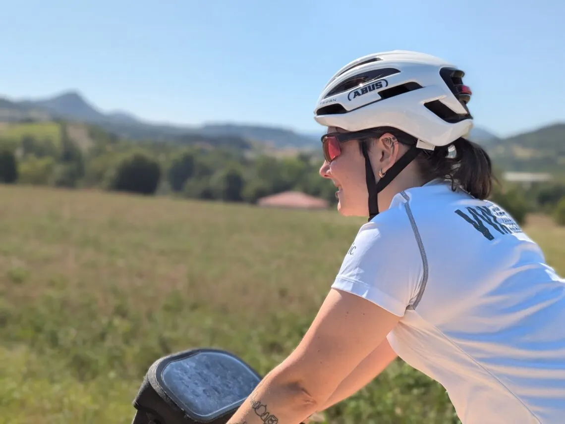 Un réglage qui se fait d'une main, en roulant — Casque Abus Taipan LED — Test et avis (2026)