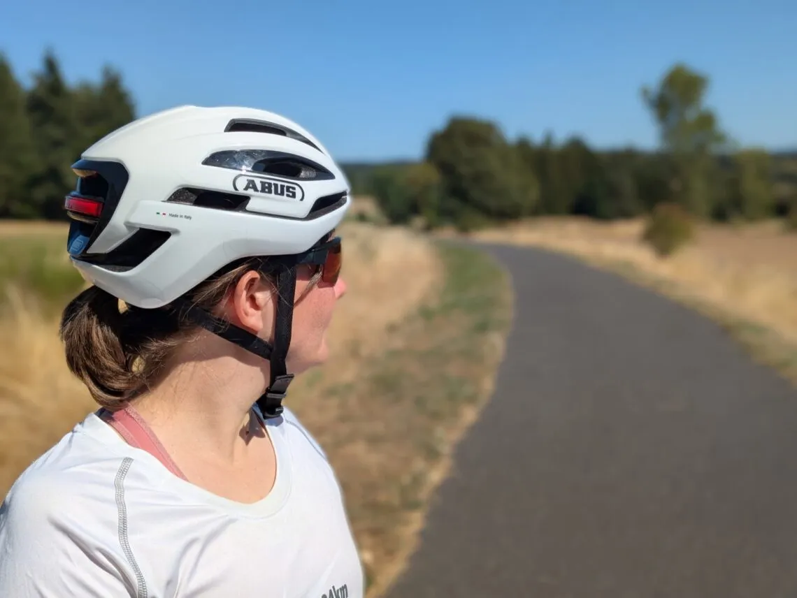 Casque Abus Taipan LED de profil, feu arrière et mention Made in Italy