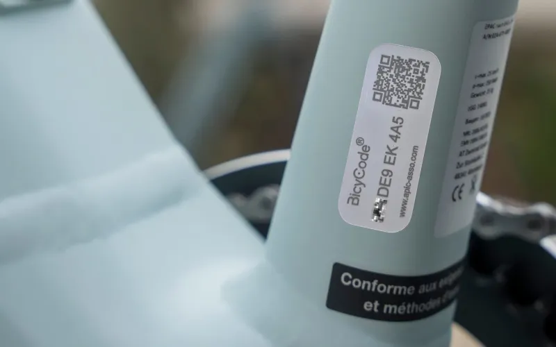 Étiquette d’identification BicyCode apposée sur le tube diagonal d’un vélo
