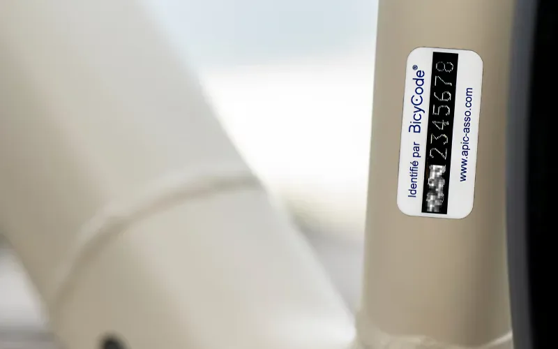 Marquage d’identification BicyCode sur le cadre d’un vélo