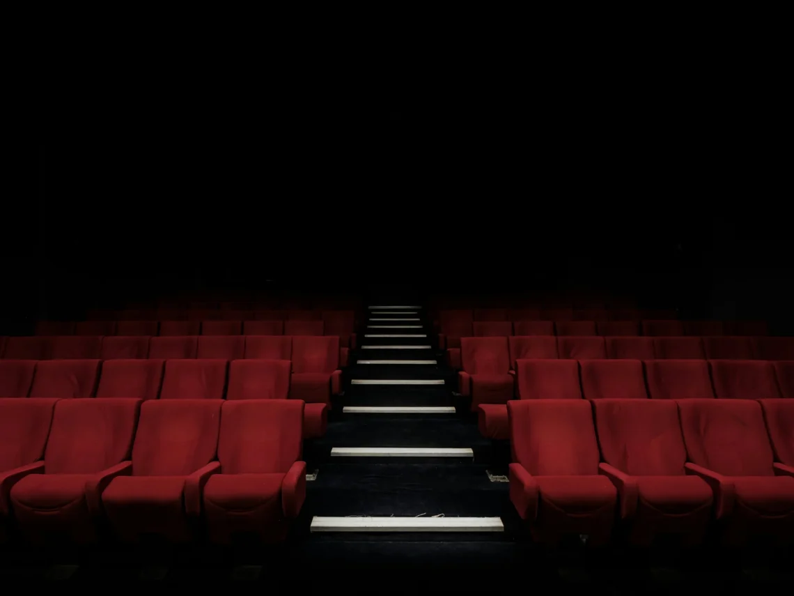 Rangees de sieges rouges dans une salle de cinema vide