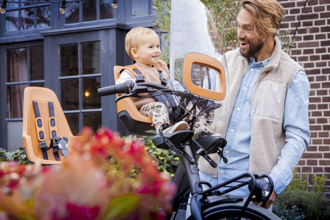 Siège vélo bébé avant monté sur la potence, enfant installé dedans