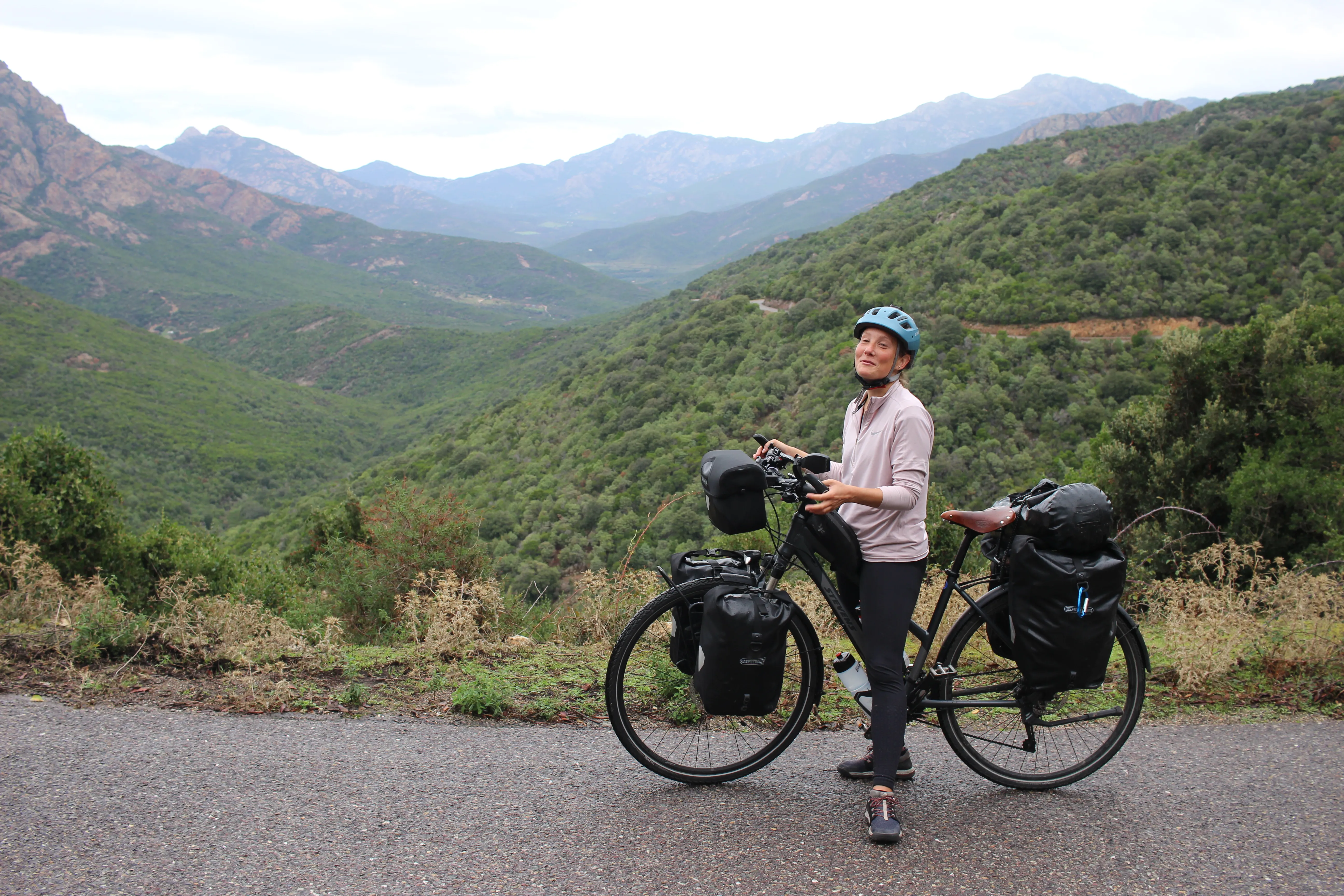 Des sacoches Ortlieb Back-Roller montées à l’avant et à l’arrière d’un vélo de voyage, en Corse