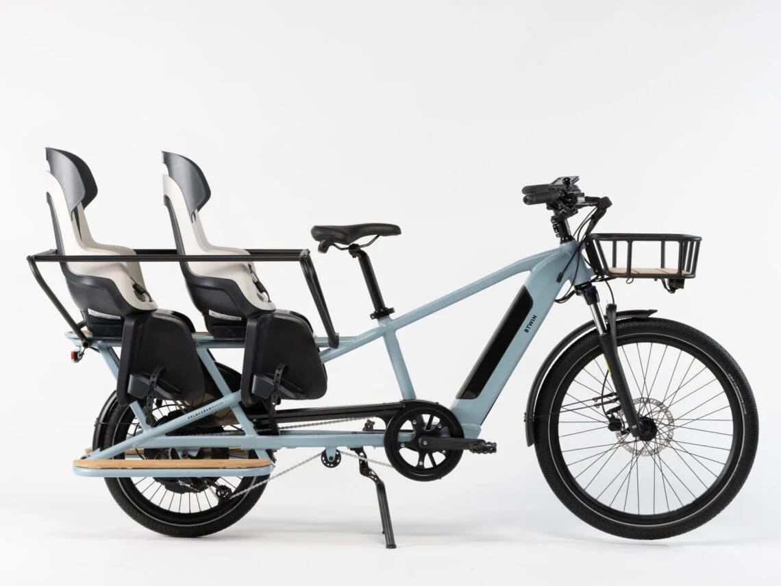 Vélo cargo longtail électrique Btwin équipé de deux sièges enfants