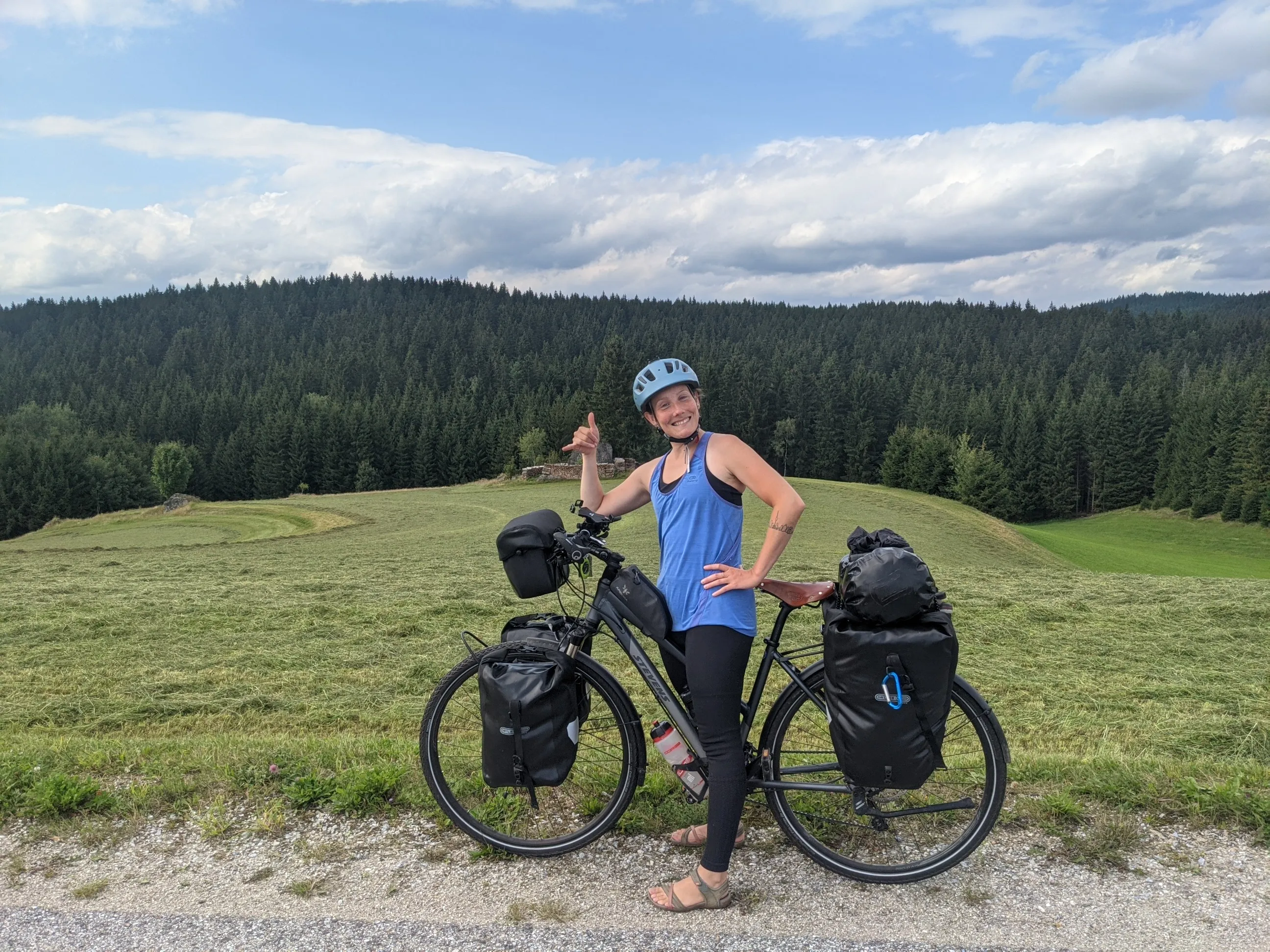 Un vélo de voyage entièrement chargé en sacoches Ortlieb