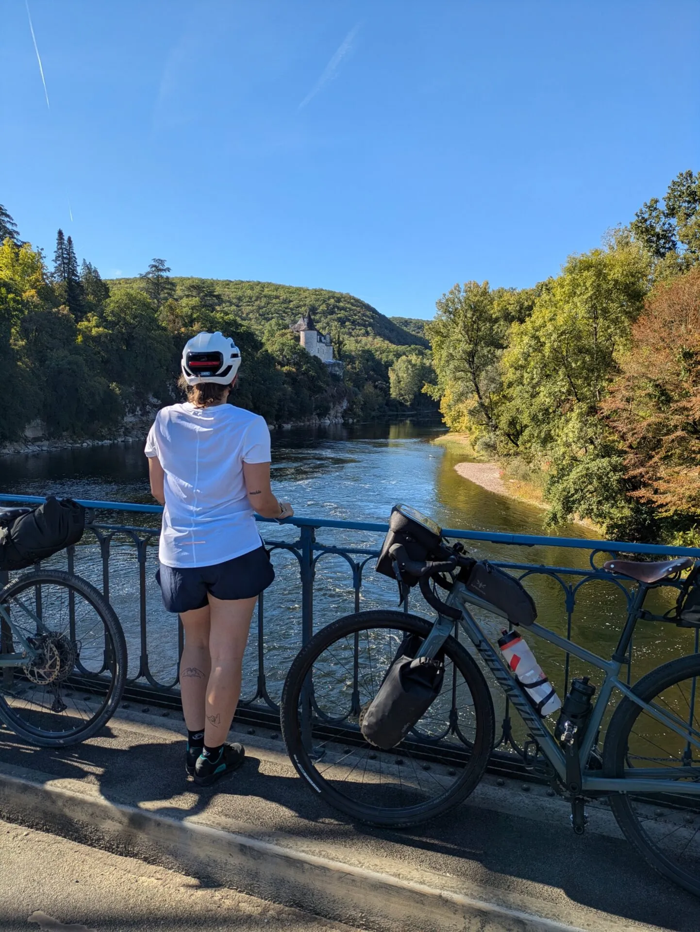 Morgane au bord de la Dordogne en partant de Souillac sur la Vagabonde