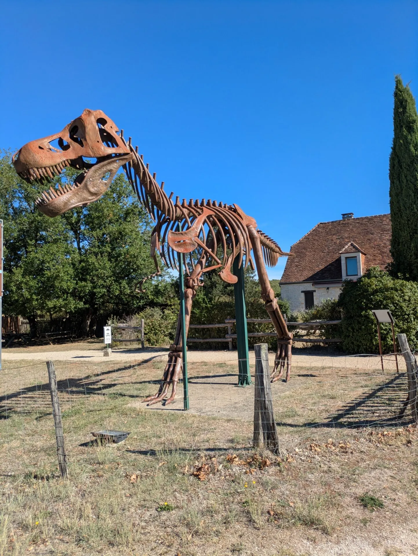 Squelette de dinosaure géant devant le parc préhistorique de Lacave