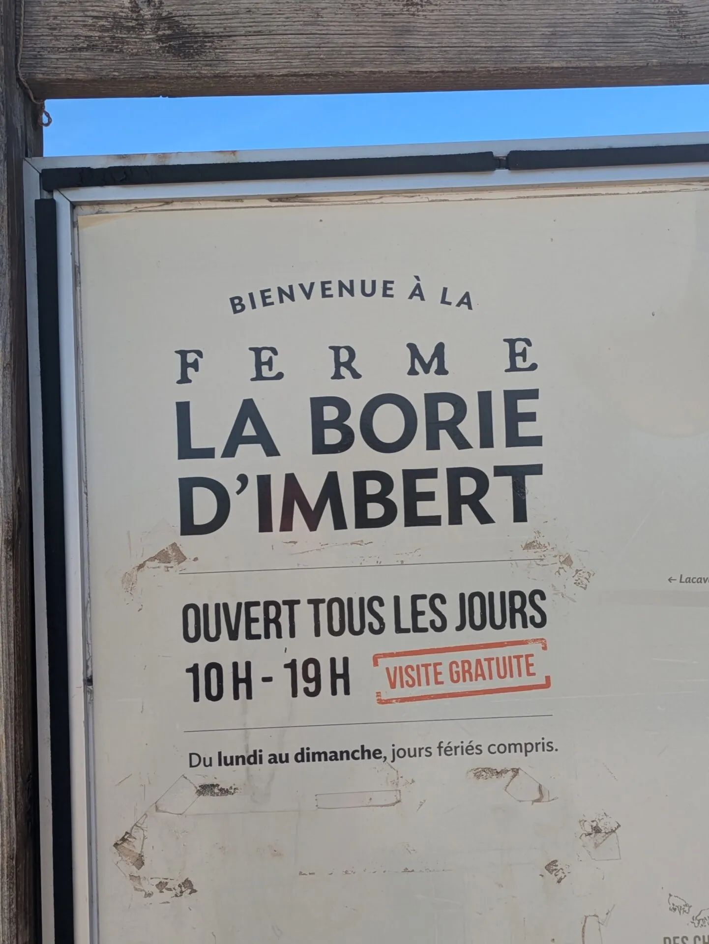 Panneau d'accueil de la ferme de la Borie d'Imbert ouverte tous les jours
