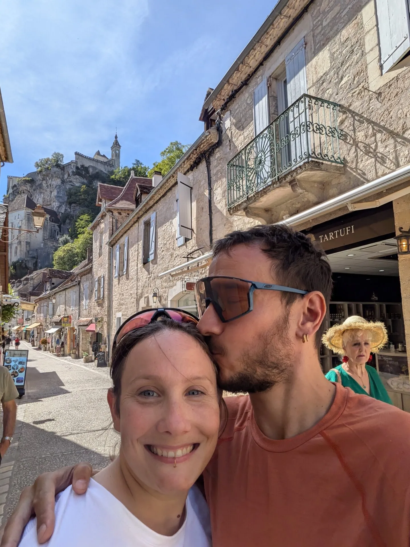 Selfie de Morgane et Pierre dans la rue de Rocamadour