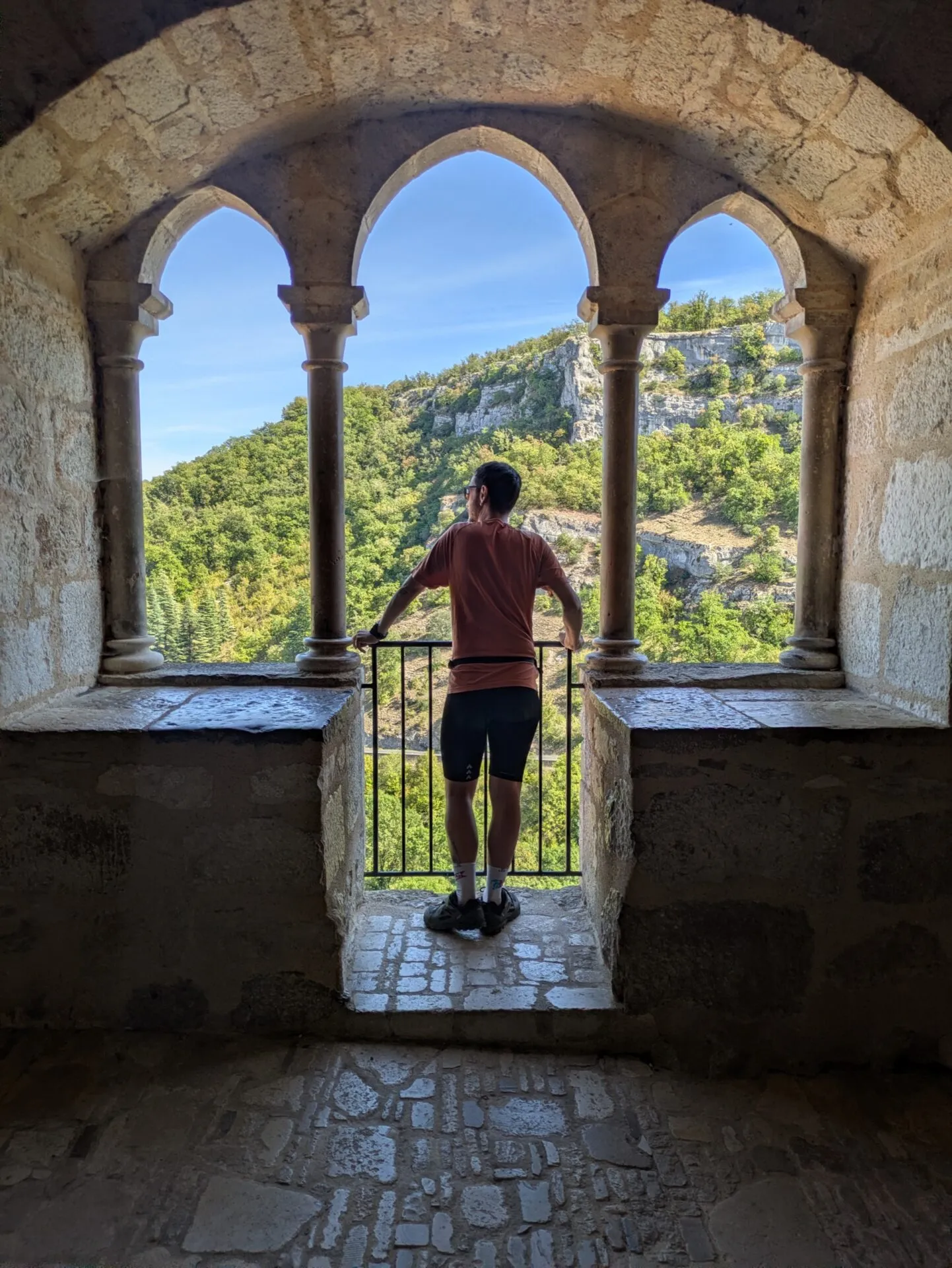 Vue sur la vallée de l'Alzou depuis une fenêtre gothique du sanctuaire de Rocamadour