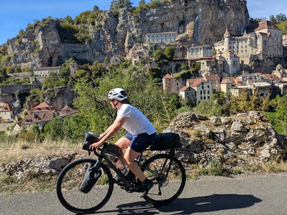 Morgane à vélo devant le panorama sur Rocamadour depuis la route du causse