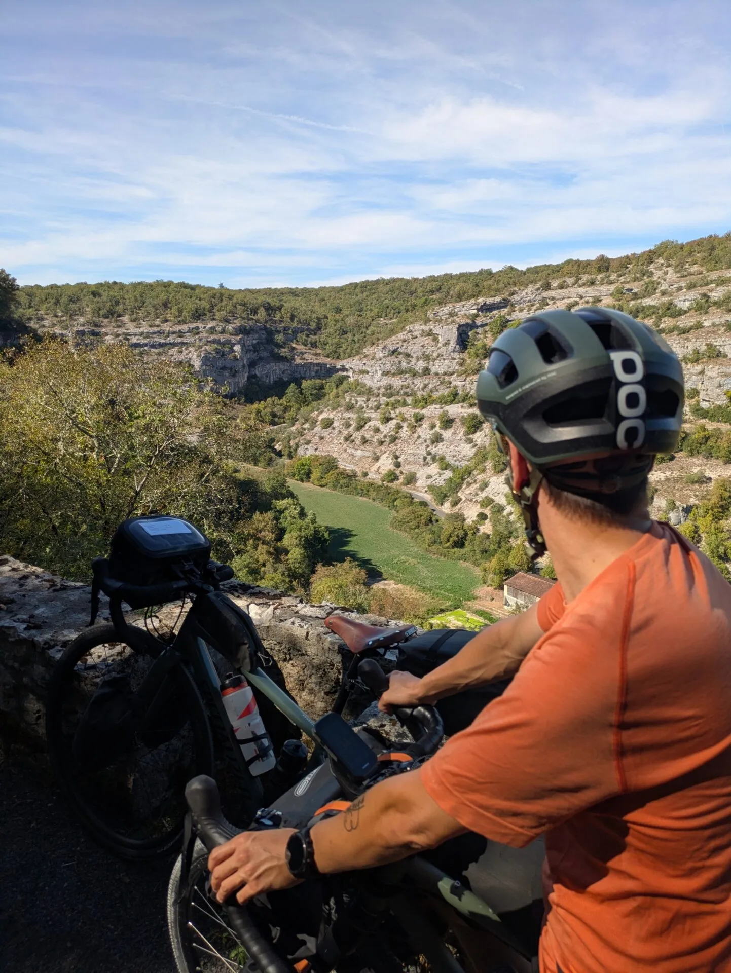 Pierre et son vélo devant la vallée près de Rocamadour
