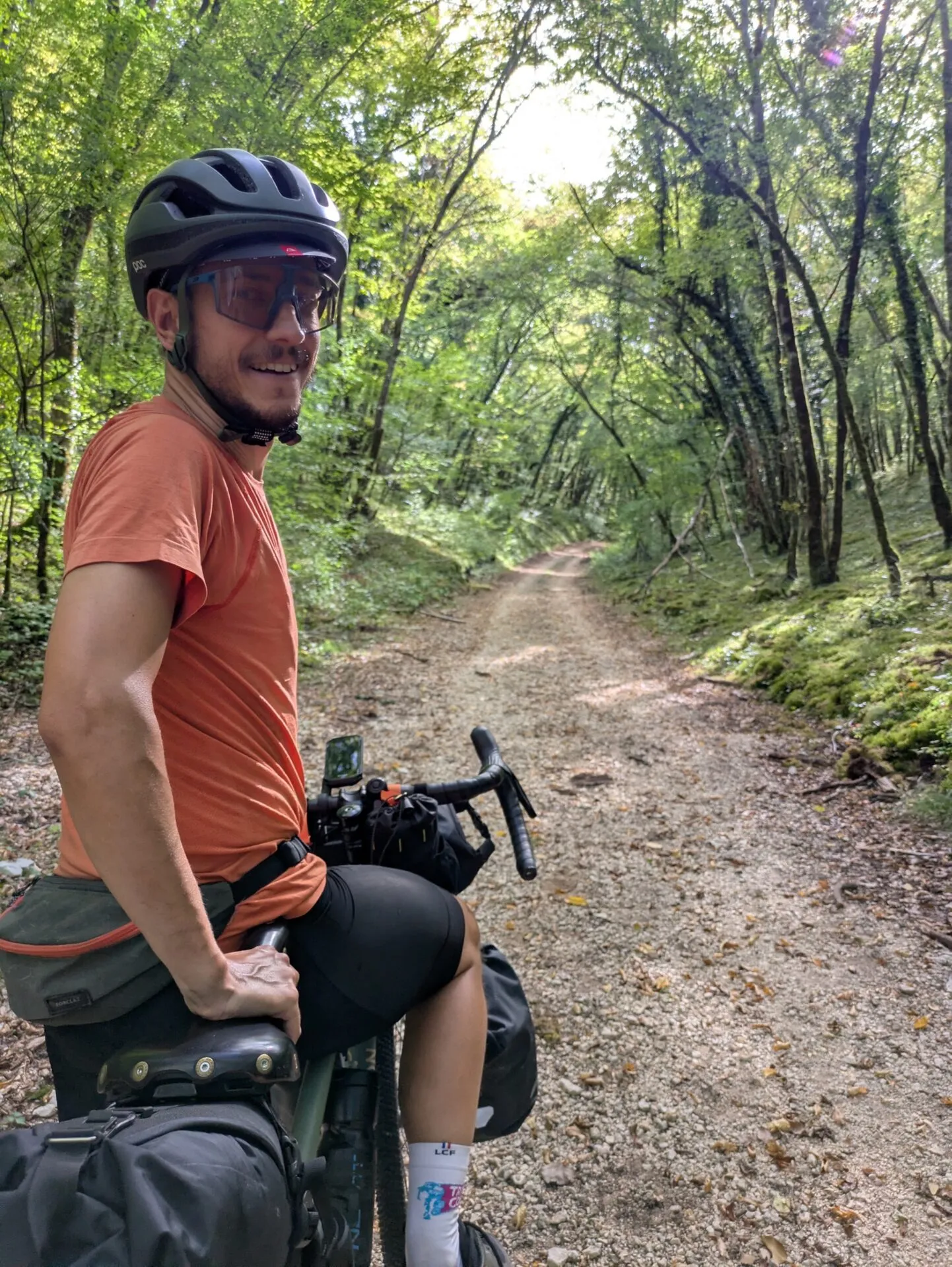 Pierre sur le chemin forestier qui mène à la ferme de la Jamonne