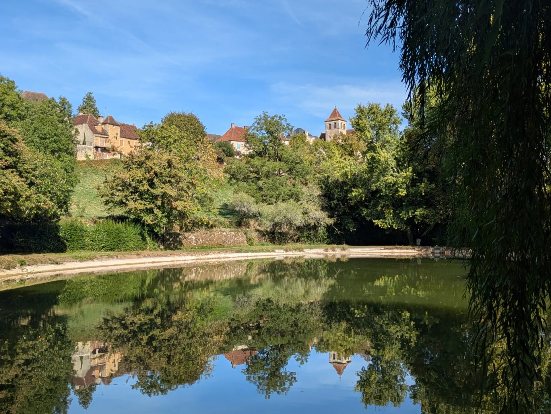 Le petit lac de Labastide-Murat, idéal pour une pause pique-nique
