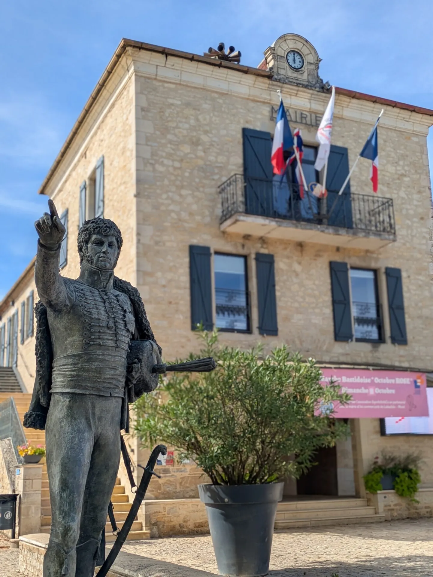 Statue de Joachim Murat devant la mairie de Labastide-Murat