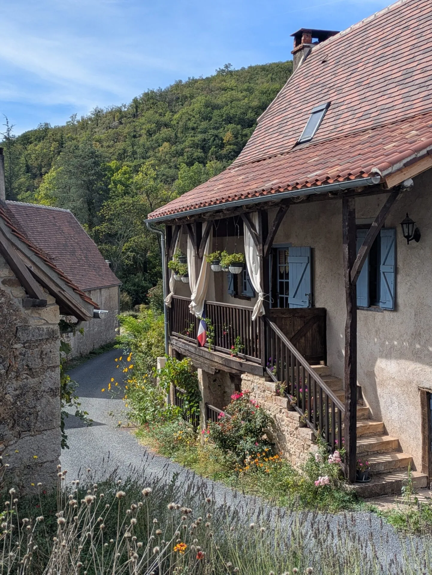 Maison quercynoise à galerie dans le hameau de Saint-Martin-de-Vers
