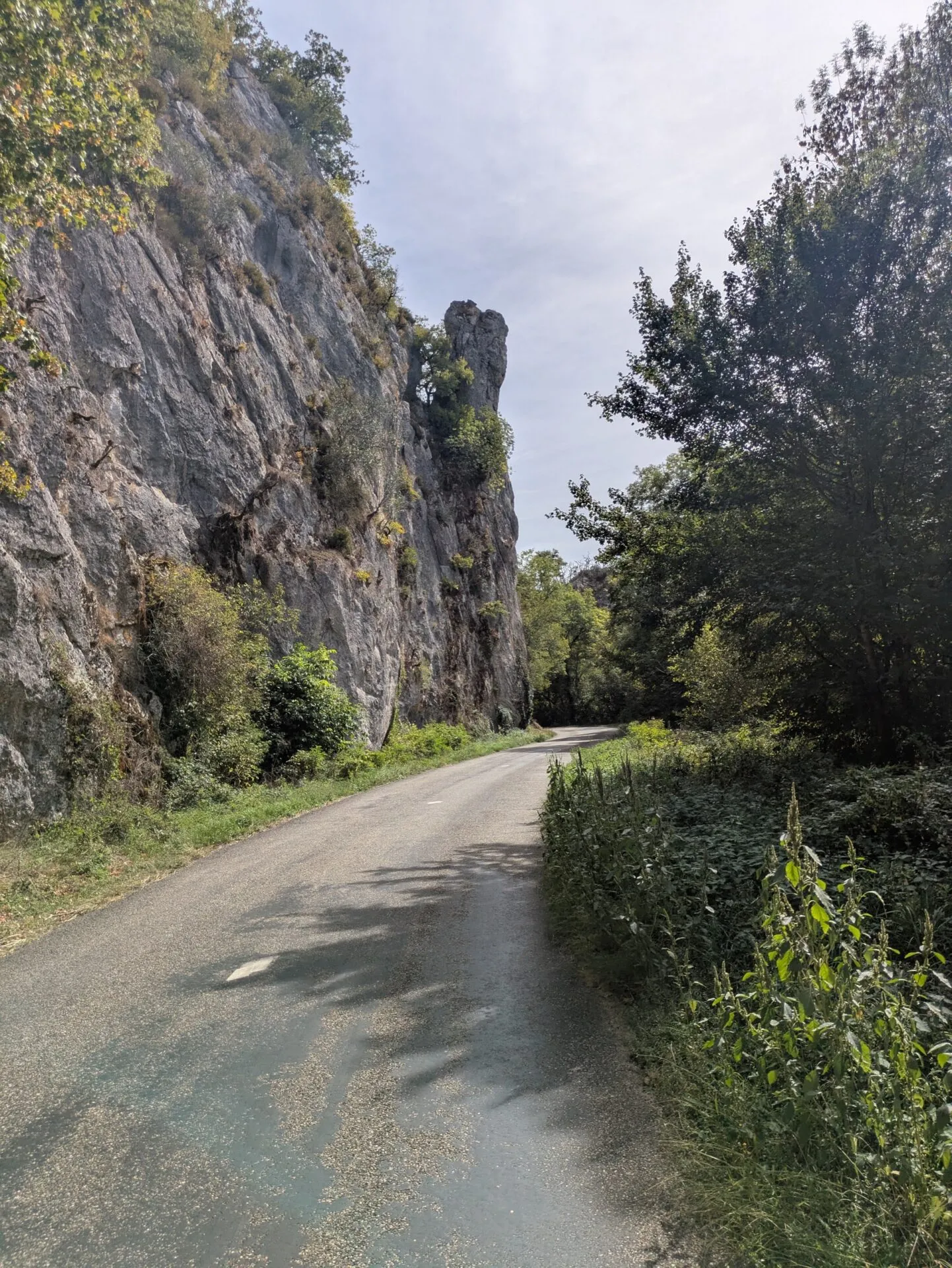 Route au pied des falaises dans la vallée du Vers