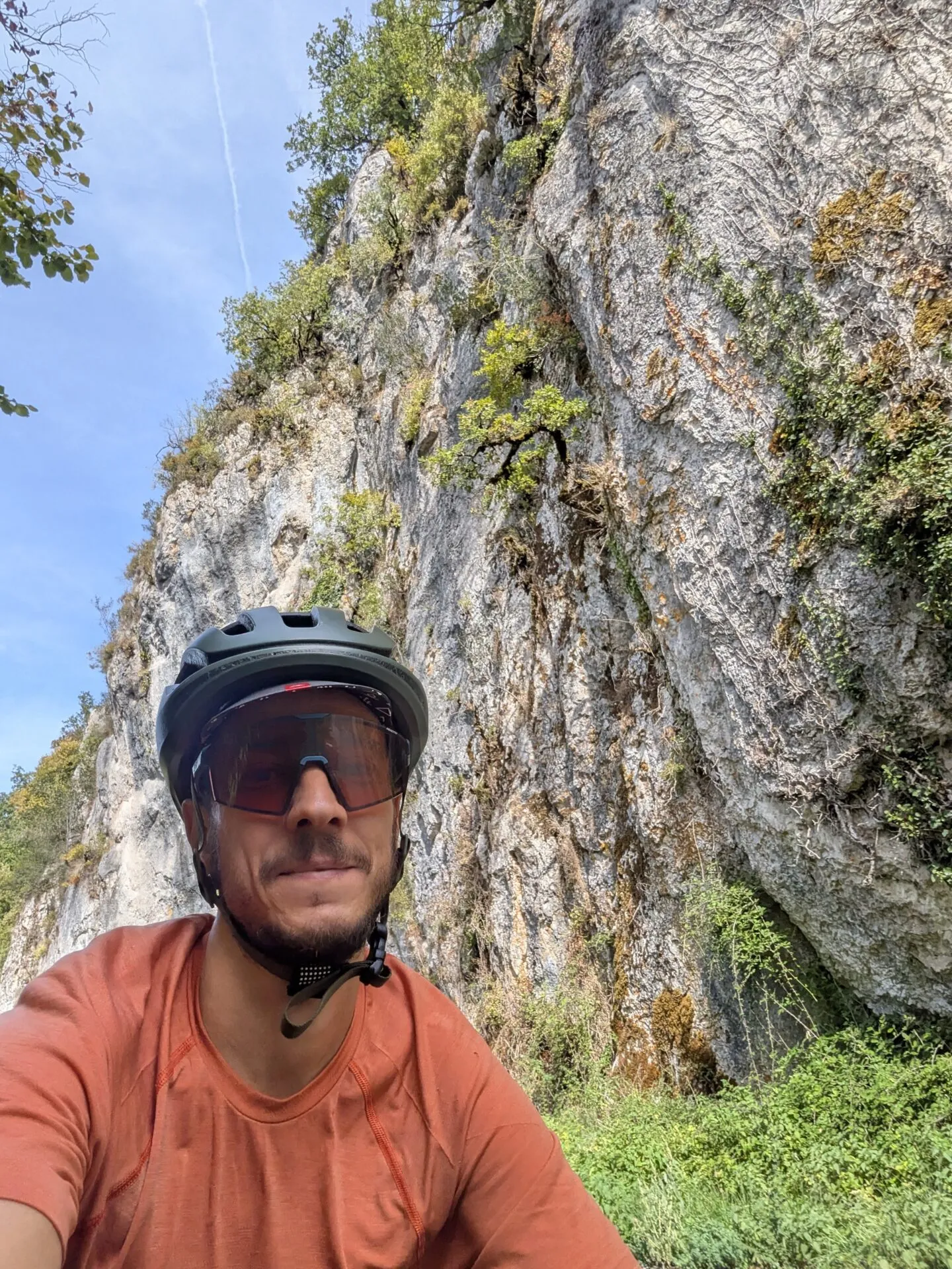 Pierre au pied des falaises de la vallée du Vers