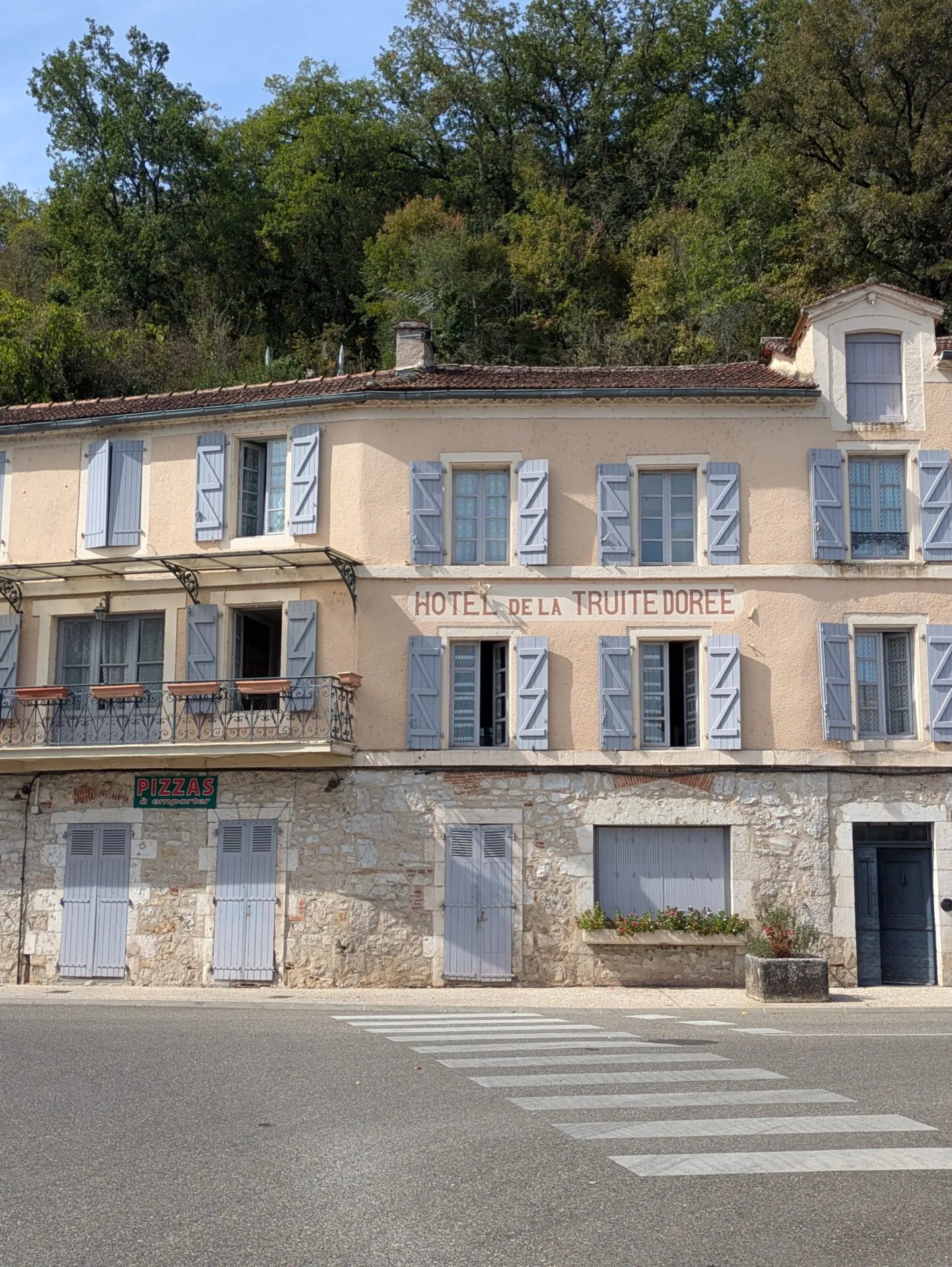 Façade d'un hôtel-restaurant dans le village de Vers